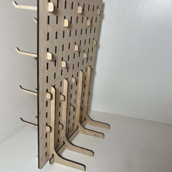 Fülbevaló és karkötő tartó állvány – Természetes nyárfa, 20 db akasztóval - 3. kép